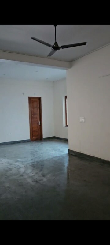 Room in  Showroom at Gomti Nagar – for Rent
