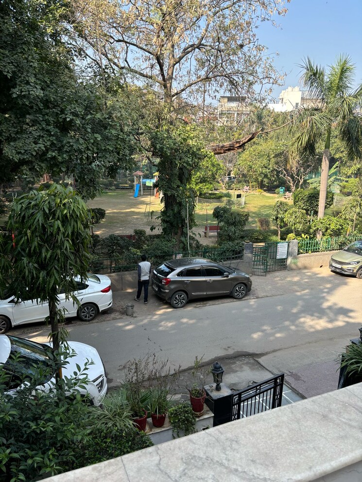  Parking, panchsheel enclave 2 Bedroom 200 Sq.Yd. Builder Floor In Panchsheel Enclave Delhi 9154285