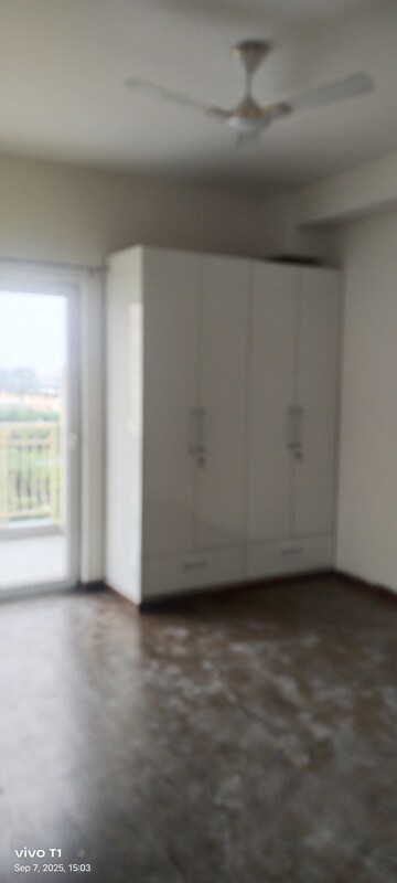 Room in 4 BHK Apartment at BPTP Mansions, Sector 66 – for Rent