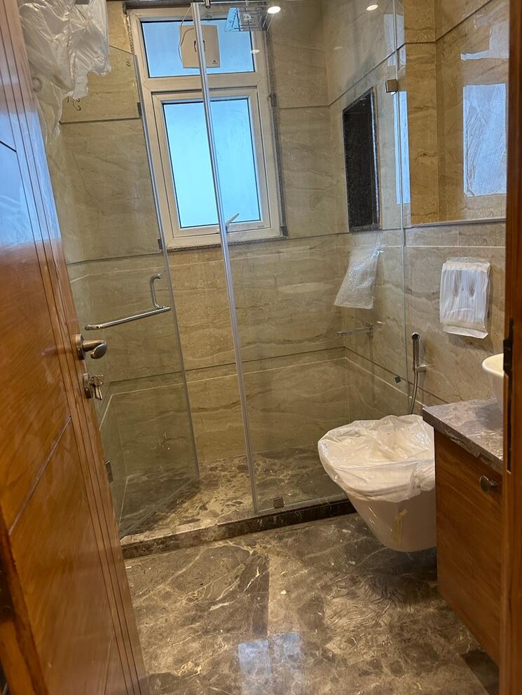 Bathroom, nizamuddin east 3 Bedroom 200 Sq.Yd. Builder Floor In Nizamuddin East Delhi 9154309