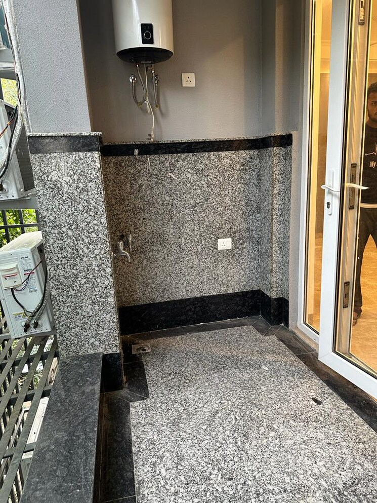 Other, nizamuddin east 3 Bedroom 200 Sq.Yd. Builder Floor In Nizamuddin East Delhi 9154309