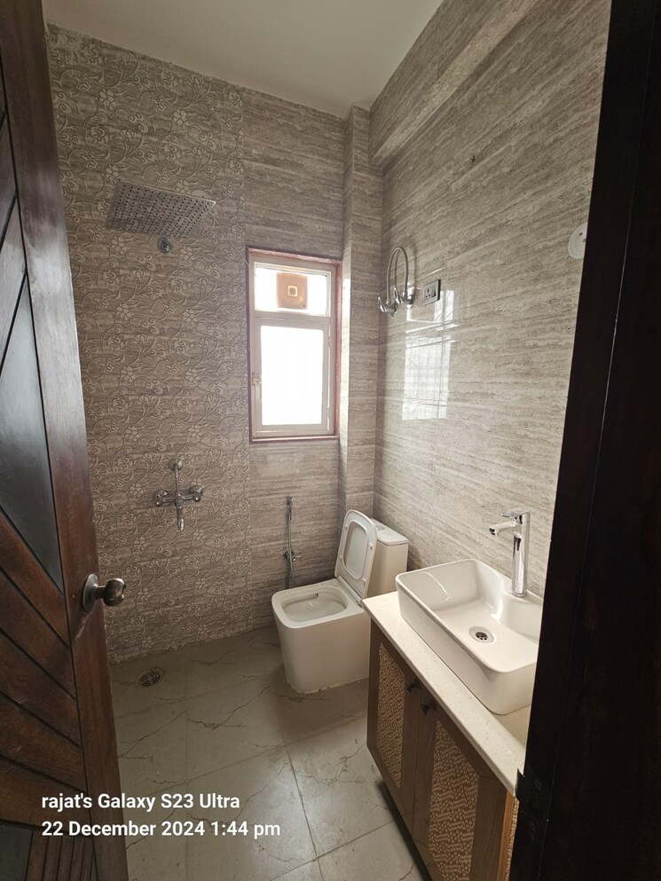 Bathroom, tulip-yellow 3 Bedroom 1704 Sq.Ft. Apartment In Sector 69 Gurgaon 9154393
