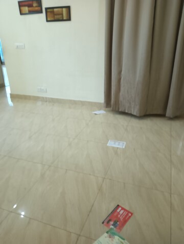 Room in 2 BHK Apartment at Gaur Yamuna City, Gaur Yamuna City – for Rent