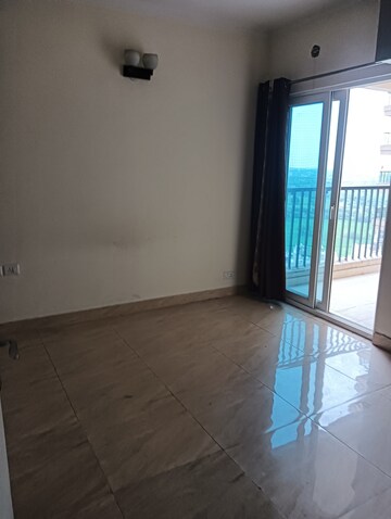 Room in 2 BHK Apartment at Gaur Yamuna City, Gaur Yamuna City – for Rent