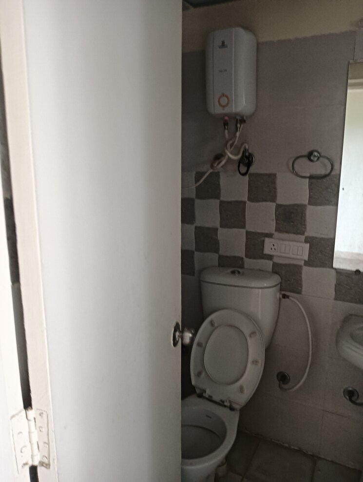 Bathroom, gaur-yamuna-city 2 Bedroom 1000 Sq.Ft. Apartment In Gaur Yamuna City Greater Noida 9154487