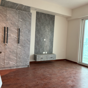 Room in 3.5 BHK Apartment at Mahagun Mezzaria, Sector 78 – for Rent