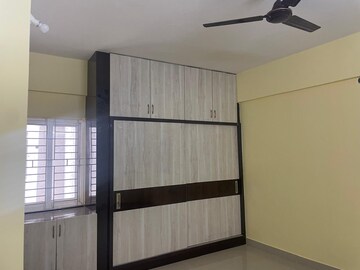 Room in 4 BHK Apartment at Chitrapuri Colony, Manikonda – for Rent