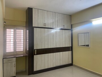 Room in 4 BHK Apartment at Chitrapuri Colony, Manikonda – for Rent