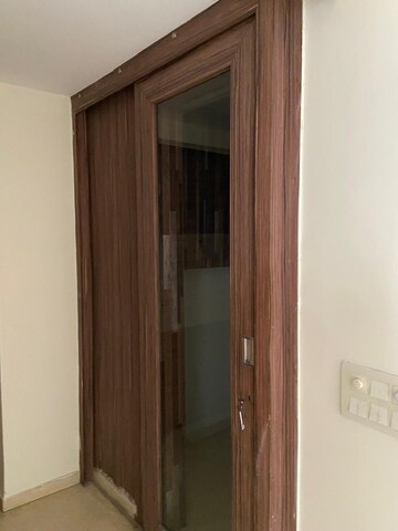 Room in 3.5 BHK Apartment at Unitech Escape, Sector 50 – for Rent