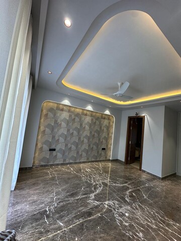 Room in 4 BHK Builder Floor at BPTP Astaire Gardens, Sector 70a – for Sale