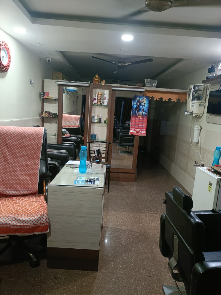  Parking, landcraft-golf-links Commercial Shop 306 Sq.Yd. In Pandav Nagar Ghaziabad 9154908