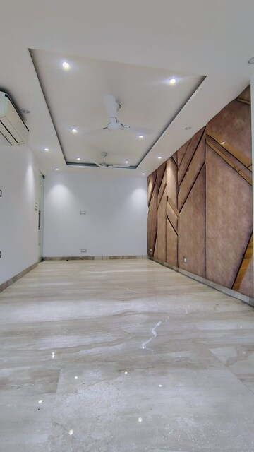 Room in 3 BHK Builder Floor at DLF Atria, Dlf Phase ii – for Rent