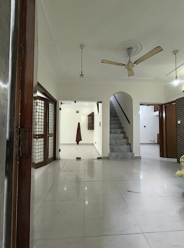 Staircase in 3.5 BHK Apartment at Sarita Vihar Pocket-J RWA, Sarita Vihar – for Rent