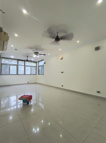 Living Room in 3.5 BHK Apartment at Sarita Vihar Pocket-J RWA, Sarita Vihar – for Rent