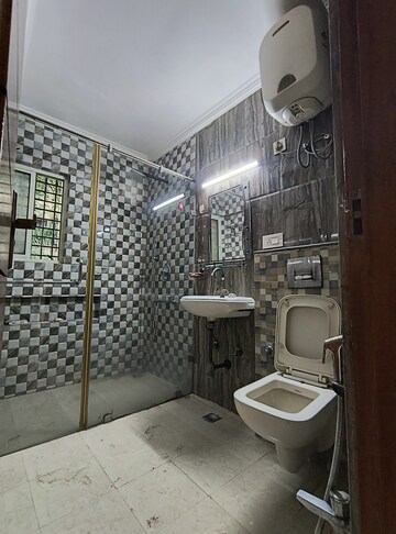 Bathroom in 3.5 BHK Apartment at Sarita Vihar Pocket-J RWA, Sarita Vihar – for Rent