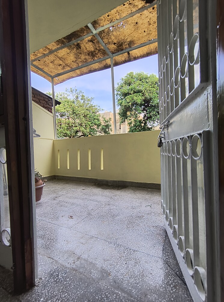 Balcony, sarita-vihar-pocket-j-rwa 3.5 Bedroom 1800 Sq.Ft. Apartment In Sarita Vihar Delhi 9154997