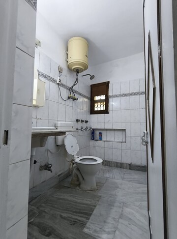 Bathroom in 3.5 BHK Apartment at Sarita Vihar Pocket-J RWA, Sarita Vihar – for Rent