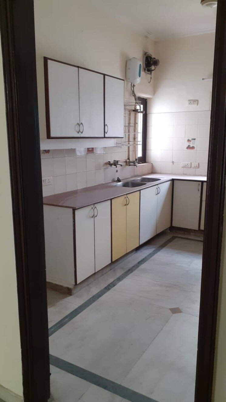 Kitchen, rwa-apartments-sector-40 3.5 Bedroom 2000 Sq.Ft. Builder Floor In Sector 40 Noida 9155014