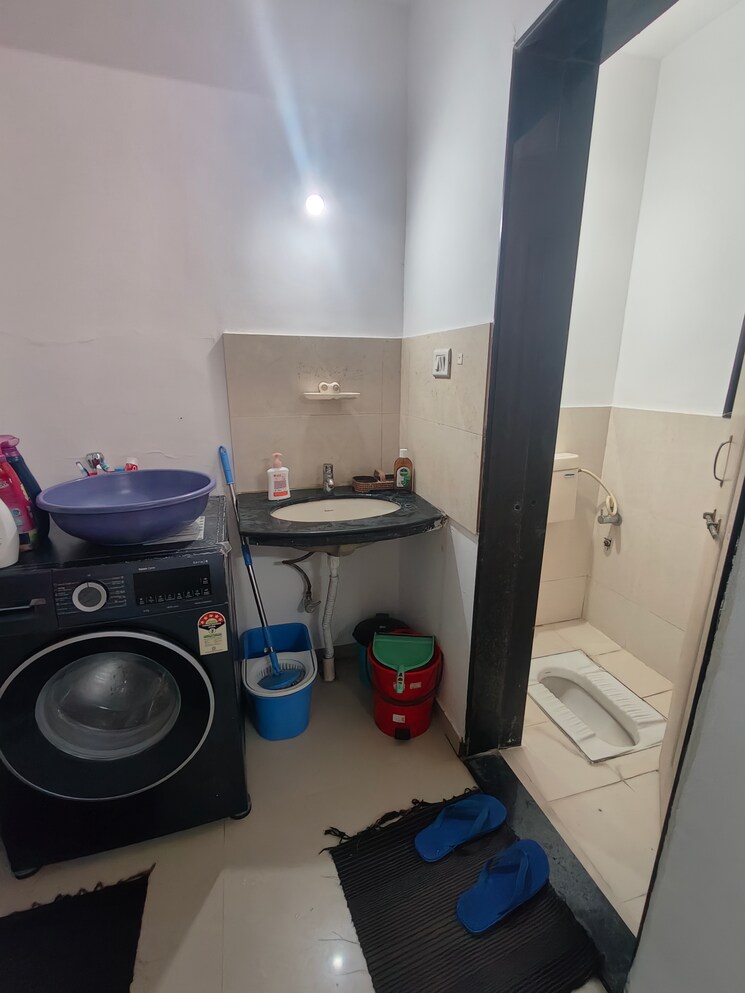 Bathroom, gk-rose-icon 1.5 Bedroom 650 Sq.Ft. Apartment In Pimple Saudagar Pune 9155123