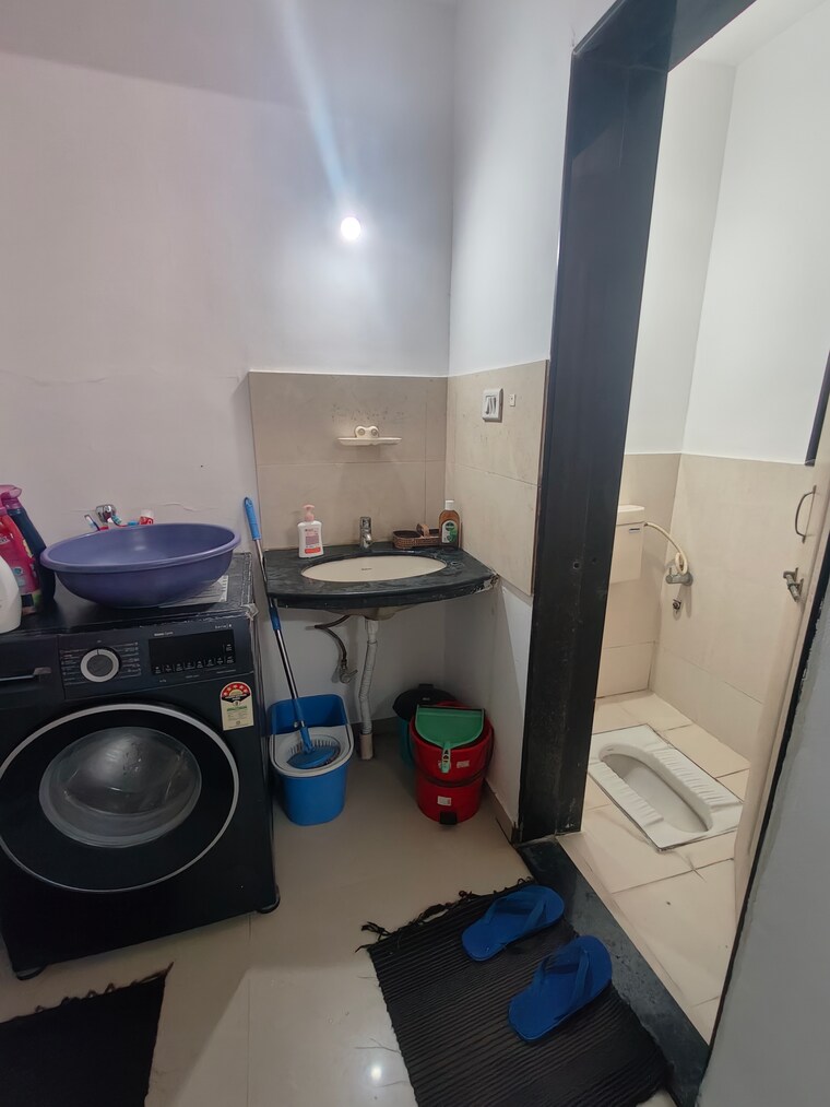 Bathroom, gk-rose-icon 1.5 Bedroom 650 Sq.Ft. Apartment In Pimple Saudagar Pune 9155123