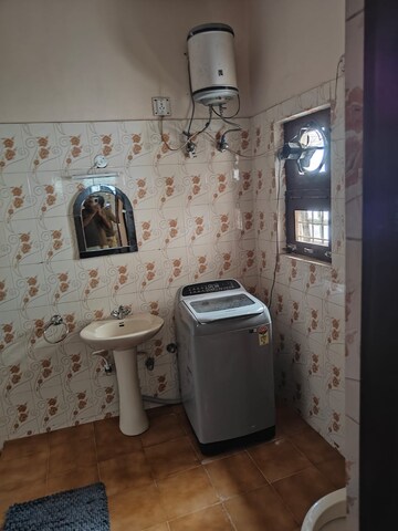 Team Area in 2 BHK Builder Floor at Gomti Nagar – for Rent