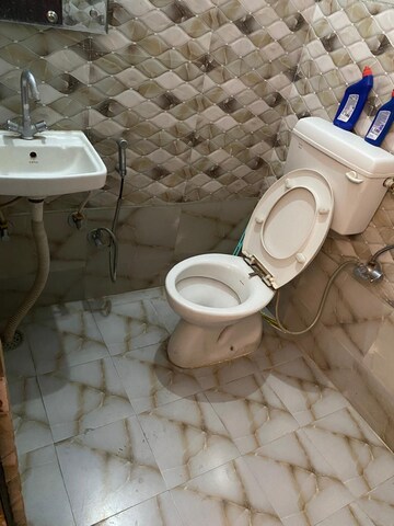 Bathroom in 1.5 BHK Builder Floor at Viram Khand – for Rent