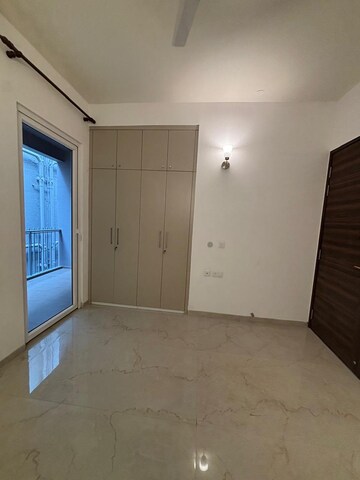 Room in 3 BHK Builder Floor at Smart World Orchard, Sector 61 – for Rent