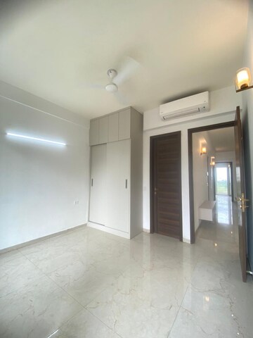 Room in 3 BHK Builder Floor at Smart World Orchard, Sector 61 – for Rent