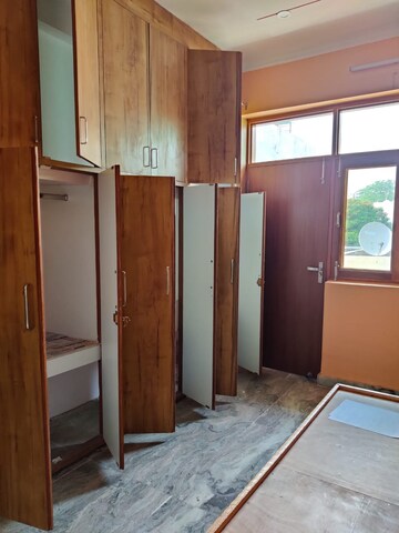 Room in 2.5 BHK Builder Floor at Sector 23 – for Rent