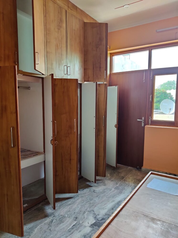 Room, sector 23 2.5 Bedroom 1800 Sq.Ft. Builder Floor In Sector 23 Gurgaon 9155234