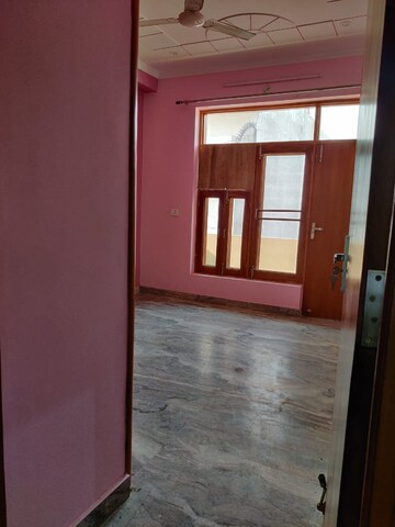 Room in 2.5 BHK Builder Floor at Sector 23 – for Rent