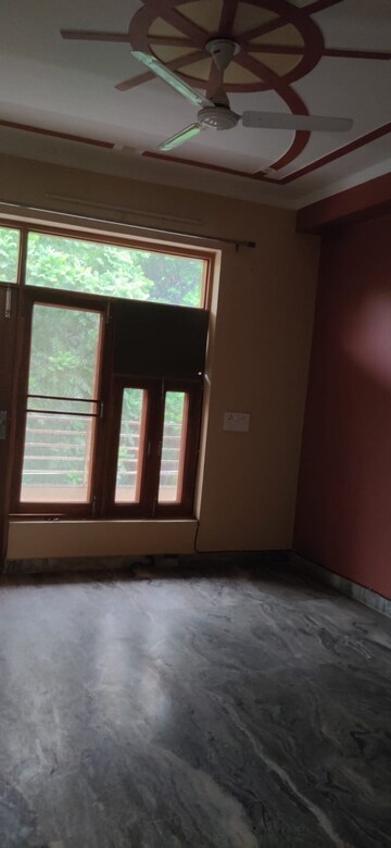 Room in 2.5 BHK Builder Floor at Sector 23 – for Rent