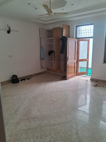 Room in 3.5 BHK Independent House at Sector 30 – for Rent