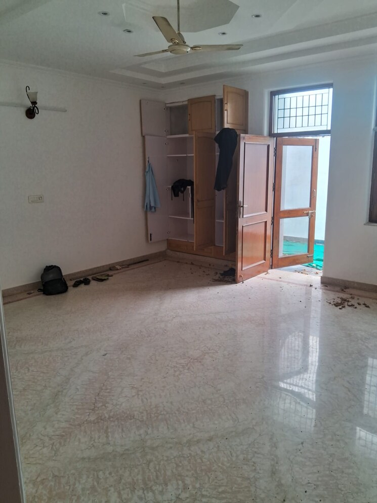 Room, sector 30 3.5 Bedroom 4200 Sq.Ft. Independent House In Sector 30 Noida 9155298