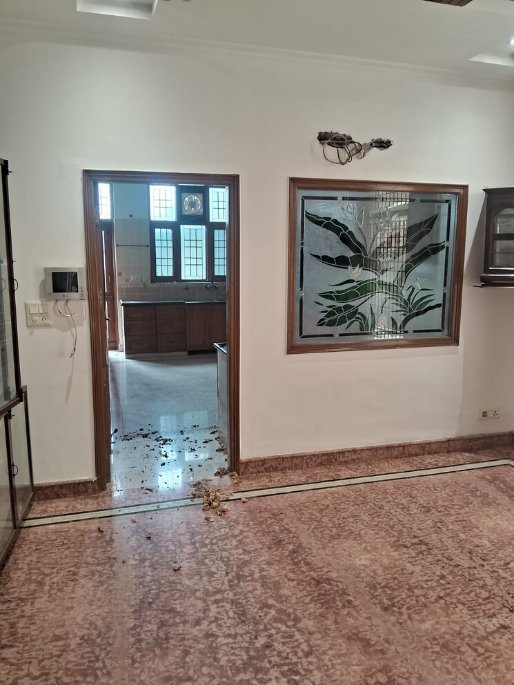 Room, sector 30 3.5 Bedroom 4200 Sq.Ft. Independent House In Sector 30 Noida 9155298