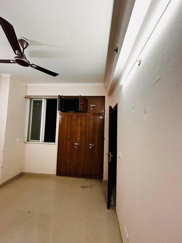 Room in 2 BHK Apartment at Amrapali Golf Homes, Sector 4 Greater Noida – for Rent