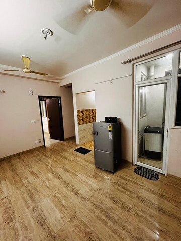 Room in 2 BHK Apartment at Amrapali Golf Homes, Sector 4 Greater Noida – for Rent