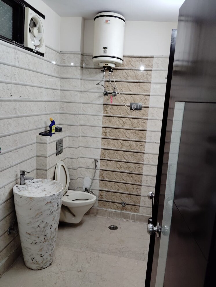 Bathroom, rohini sector 11 2 Bedroom 700 Sq.Ft. Builder Floor In Rohini Sector 11 Delhi 9155381