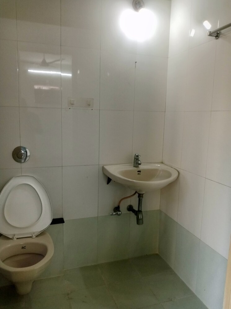Bathroom, sher-e-punjab 3 Bedroom 1650 Sq.Ft. Apartment In Andheri East Mumbai 9155396
