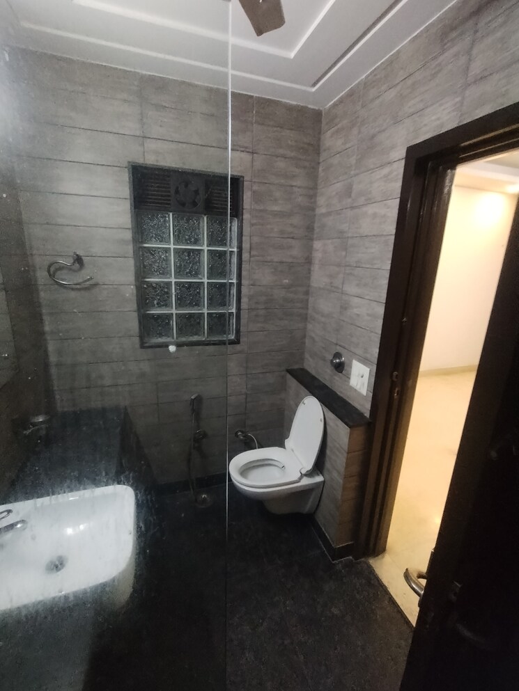 Bathroom, state-bank-colony-block-2-mandal-town 4 Bedroom 2160 Sq.Ft. Builder Floor In Gujranwala Town Delhi 9155424