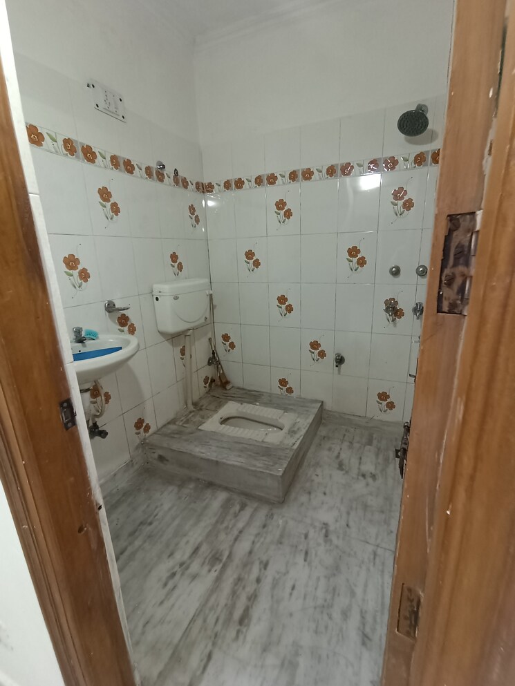 Bathroom, govindpuri 2.5 Bedroom 100 Sq.Yd. Builder Floor In Govindpuri Delhi 9155479