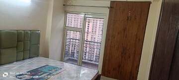 Room in 3 BHK Apartment at Amrapali Crystal Homes, Sector 76 – for Rent