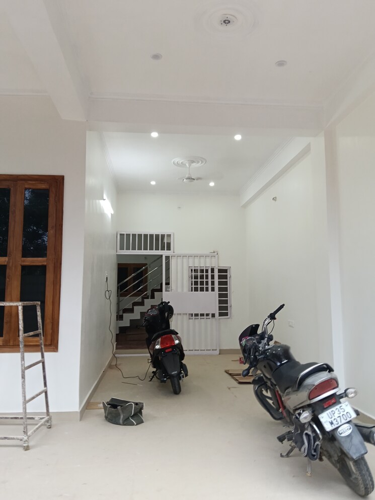  Parking, gomti nagar Commercial Office Space 2152 Sq.Ft. In Gomti Nagar Lucknow 9155521