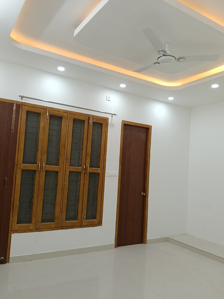 Room, gomti nagar Commercial Office Space 2152 Sq.Ft. In Gomti Nagar Lucknow 9155521