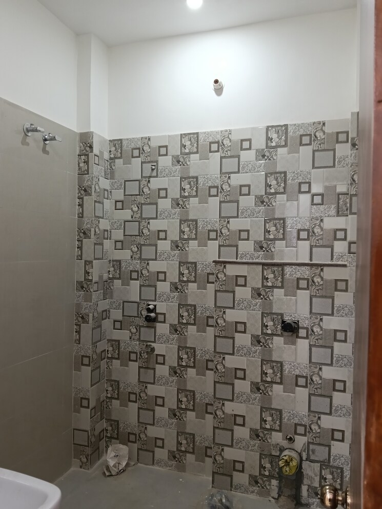 Bathroom, gomti nagar Commercial Office Space 2152 Sq.Ft. In Gomti Nagar Lucknow 9155521
