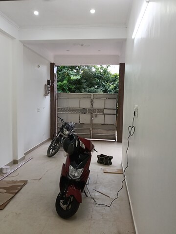 Parking in  Office Space at Gomti Nagar – for Rent