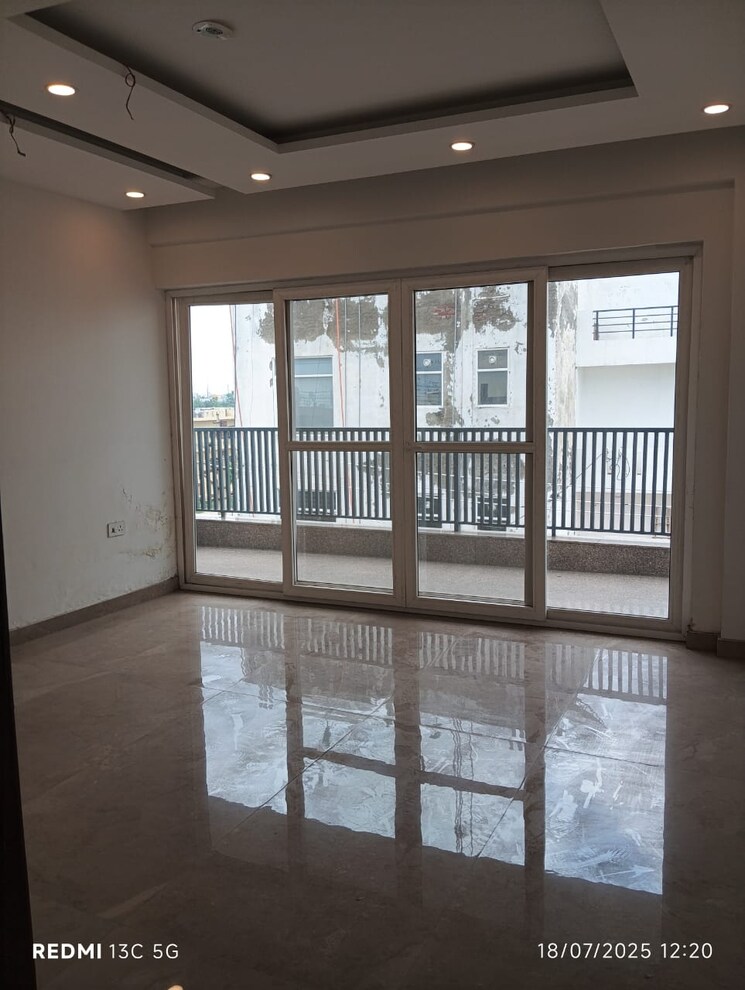 Room, puri-vip-floors 3 Bedroom 2700 Sq.Ft. Apartment In Sector 81 Faridabad 9155561