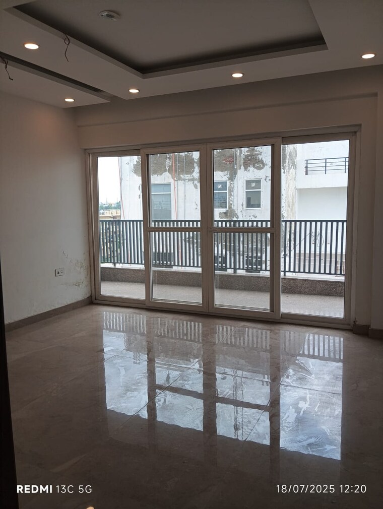 Room, puri-vip-floors 3 Bedroom 2700 Sq.Ft. Apartment In Sector 81 Faridabad 9155561