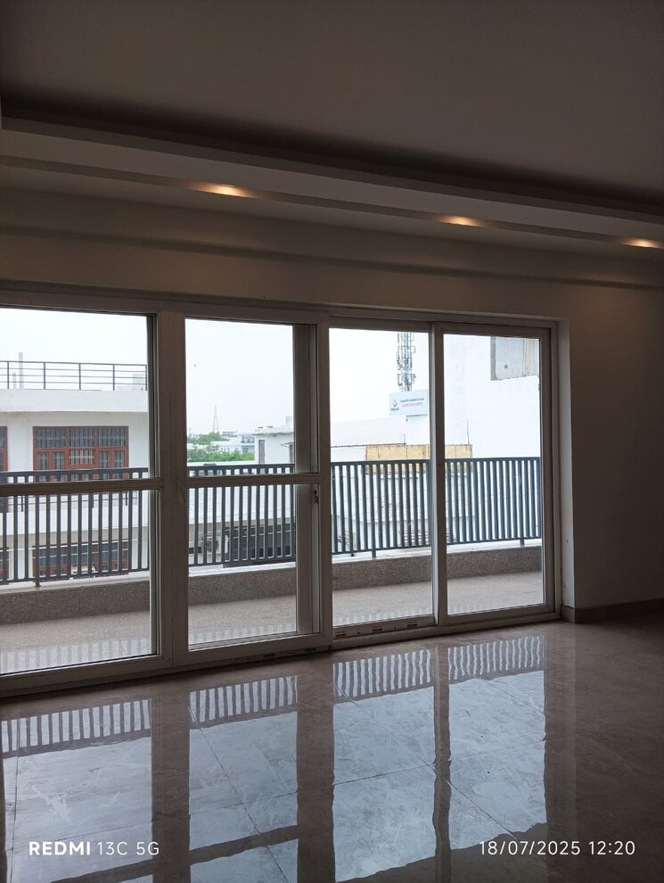 Room, puri-vip-floors 3 Bedroom 2700 Sq.Ft. Apartment In Sector 81 Faridabad 9155561