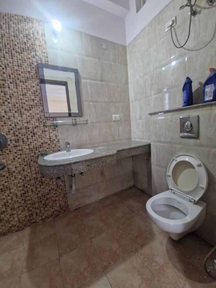 Bathroom, shree-vardhman-victoria 2 Bedroom 1300 Sq.Ft. Apartment In Sector 70 Gurgaon 9155622